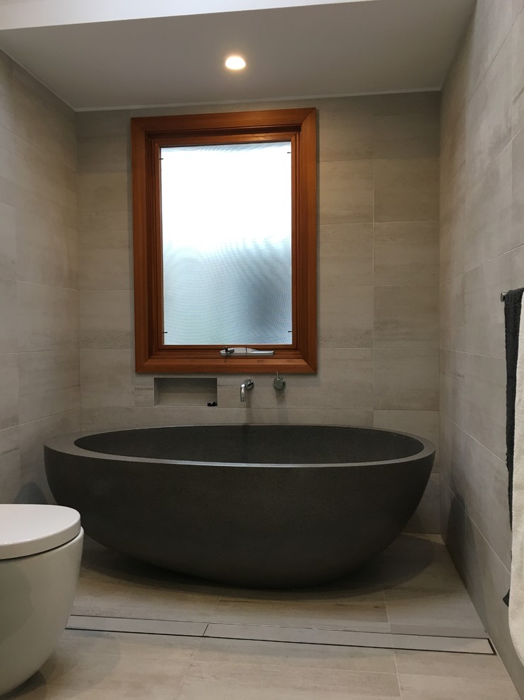 Modernes Badezimmer En Suite mit offenen Schränken, weißen Schränken, freistehender Badewanne, Eckdusche, beigen Fliesen, Keramikfliesen, Aufsatzwaschbecken und Quarzit-Waschtisch in Sydney