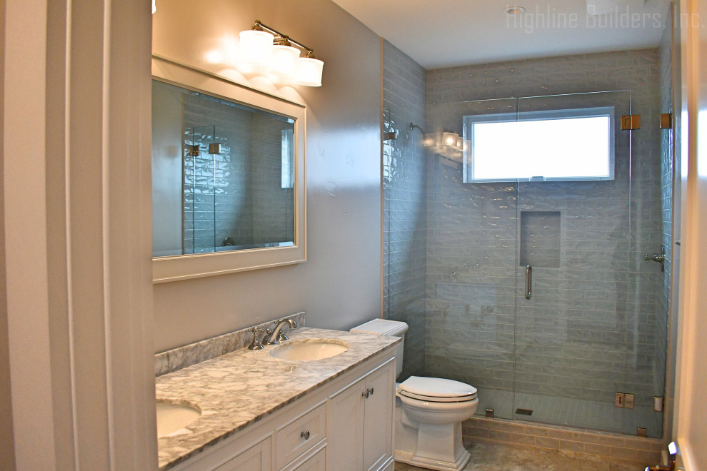 Inspiration för ett amerikanskt flerfärgad flerfärgat badrum med dusch, med släta luckor, vita skåp, en öppen dusch, grå kakel, keramikplattor, grå väggar, klinkergolv i porslin, granitbänkskiva, flerfärgat golv och dusch med gångjärnsdörr