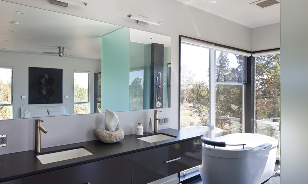Стильный дизайн: ванная комната в стиле модернизм с плоскими фасадами - последний тренд