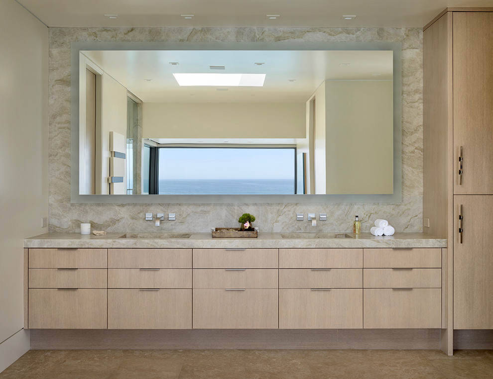 Immagine di una grande stanza da bagno padronale design con ante lisce, ante in legno chiaro, piastrelle beige, pareti beige, lavabo integrato, pavimento beige, top beige e top in granito