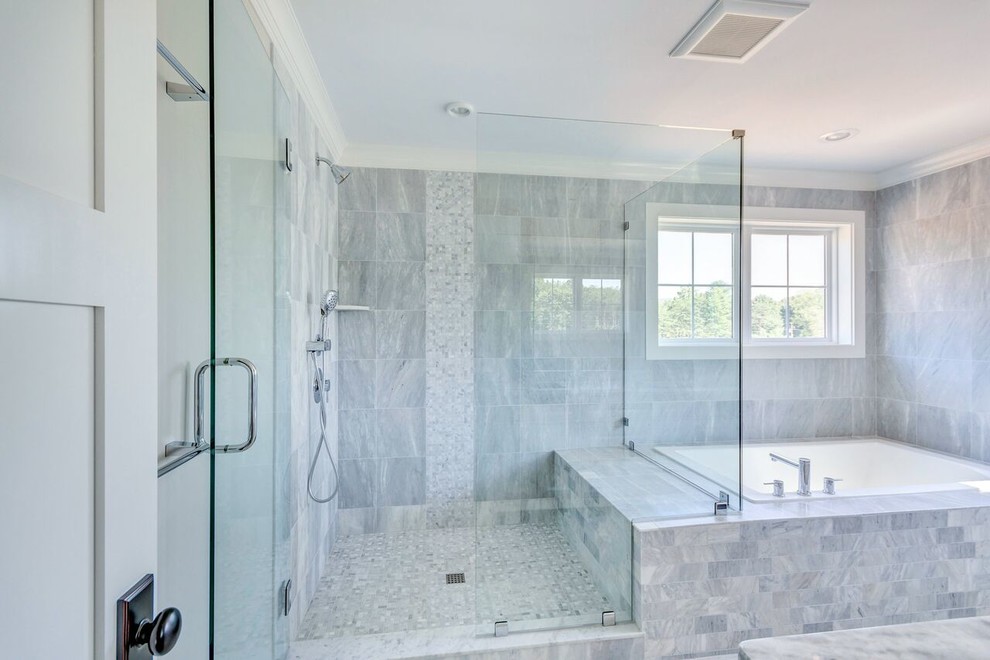 Modelo de cuarto de baño de estilo de casa de campo con bañera encastrada y ducha esquinera