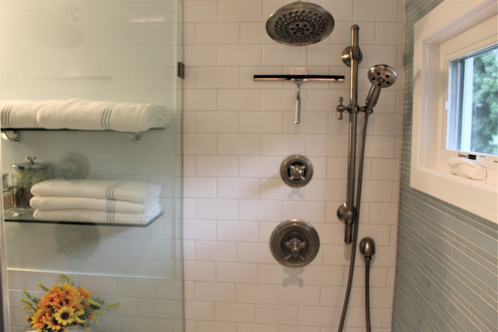 Idéer för att renovera ett litet vintage badrum, med en dusch i en alkov
