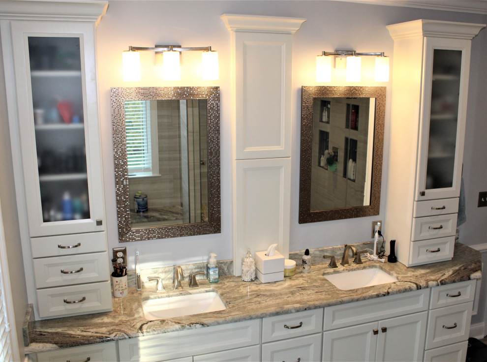 Klassisk inredning av ett stort en-suite badrum, med vita skåp, en dubbeldusch, klinkergolv i keramik, ett undermonterad handfat, granitbänkskiva och dusch med gångjärnsdörr