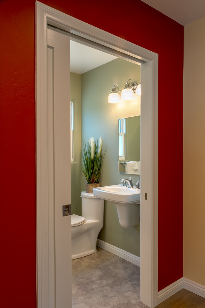 Imagen de cuarto de baño de estilo americano de tamaño medio con aseo y ducha, ducha a ras de suelo, sanitario de una pieza, paredes verdes, suelo de corcho y lavabo suspendido
