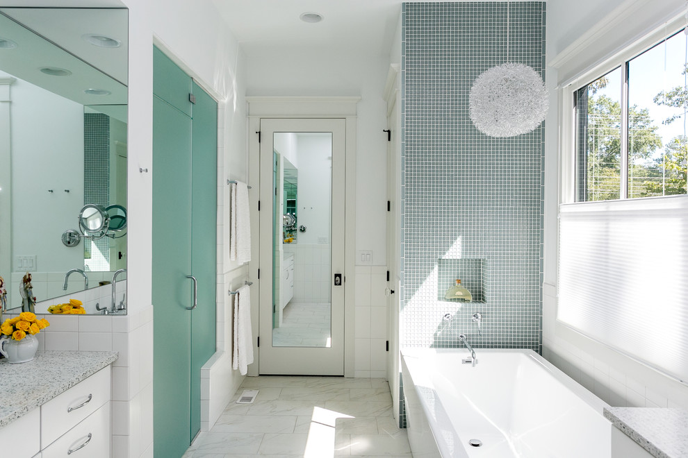 Стильный дизайн: ванная комната в стиле неоклассика (современная классика) с плоскими фасадами, белыми фасадами, отдельно стоящей ванной, душем в нише, синей плиткой, плиткой мозаикой, белыми стенами, белым полом, душем с распашными дверями и серой столешницей - последний тренд