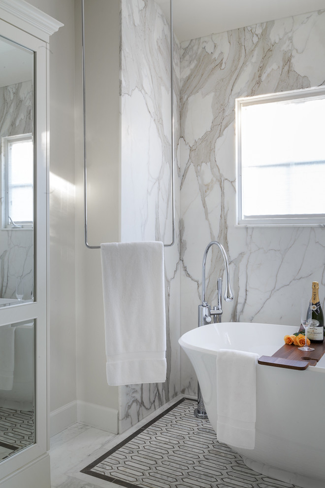 Idéer för ett stort klassiskt en-suite badrum, med skåp i shakerstil, vita skåp, ett fristående badkar, en dusch i en alkov, flerfärgad kakel, marmorkakel, flerfärgade väggar, marmorgolv, ett undermonterad handfat, marmorbänkskiva, flerfärgat golv och dusch med skjutdörr