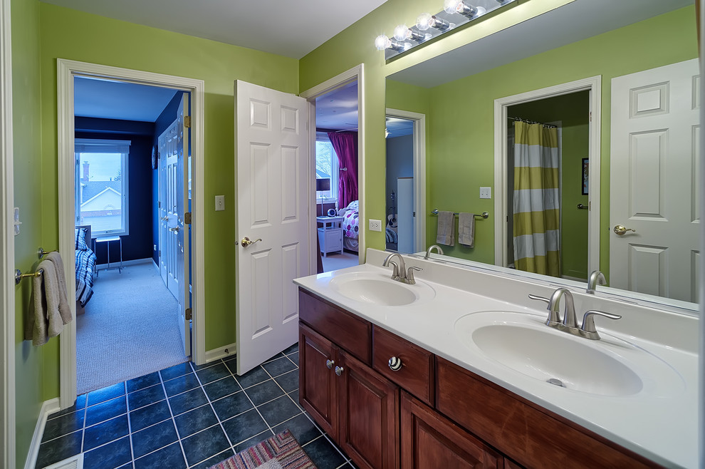 На фото: маленькая детская ванная комната в стиле неоклассика (современная классика) с фасадами с выступающей филенкой, темными деревянными фасадами, мраморной столешницей, зеленой плиткой, керамической плиткой, зелеными стенами, душем в нише, полом из керамической плитки, монолитной раковиной, черным полом и шторкой для ванной для на участке и в саду