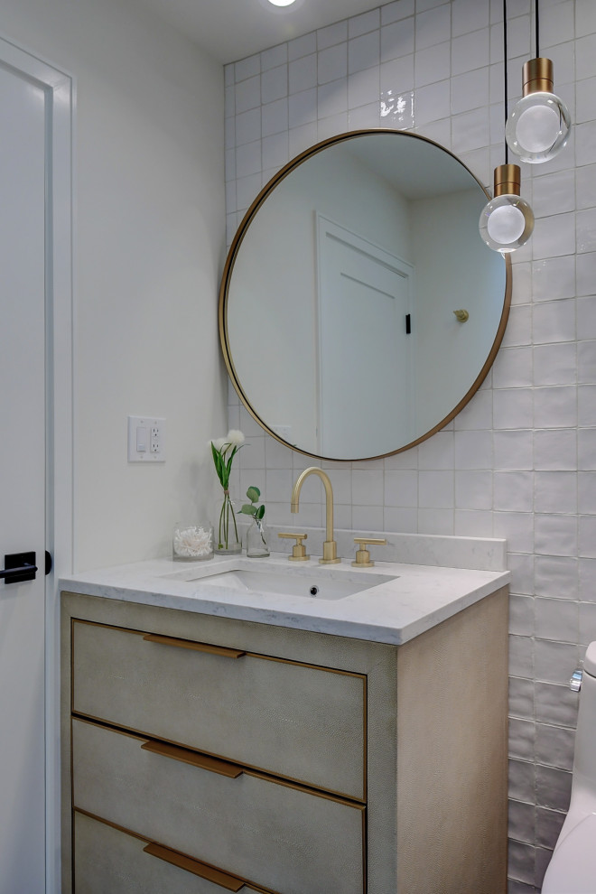 Idéer för ett mellanstort modernt vit badrum med dusch, med luckor med upphöjd panel, bruna skåp, en hörndusch, en toalettstol med hel cisternkåpa, vit kakel, keramikplattor, vita väggar, klinkergolv i keramik, ett undermonterad handfat, bänkskiva i kvartsit, grått golv och med dusch som är öppen