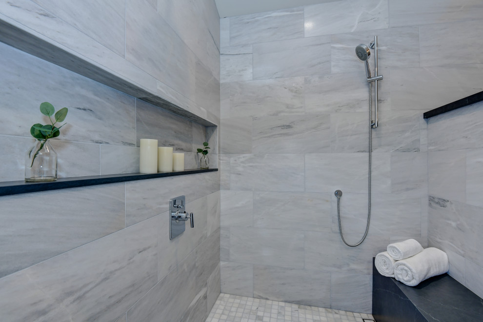 サンフランシスコにあるラグジュアリーな中くらいなコンテンポラリースタイルのおしゃれなバスルーム (浴槽なし) (フラットパネル扉のキャビネット、淡色木目調キャビネット、ドロップイン型浴槽、コーナー設置型シャワー、一体型トイレ	、白いタイル、セラミックタイル、白い壁、セラミックタイルの床、一体型シンク、珪岩の洗面台、グレーの床、開き戸のシャワー、グレーの洗面カウンター) の写真
