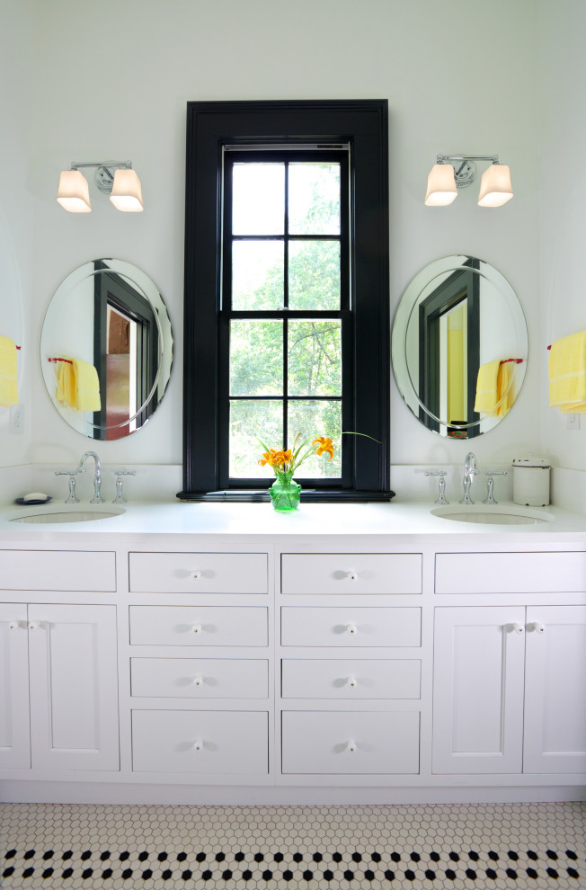 Foto på ett stort vintage vit en-suite badrum, med skåp i shakerstil, vita skåp, vita väggar, klinkergolv i keramik, ett nedsänkt handfat, marmorbänkskiva och vitt golv
