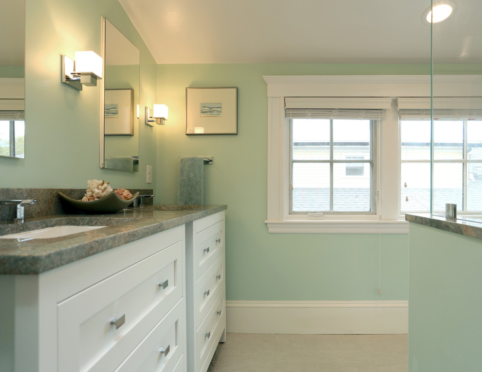 Bild på ett mellanstort vintage en-suite badrum, med skåp i shakerstil, vita skåp, en öppen dusch, gröna väggar, klinkergolv i porslin, ett undermonterad handfat, granitbänkskiva, vitt golv och dusch med gångjärnsdörr