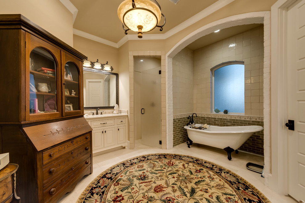 ダラスにある高級な中くらいなトラディショナルスタイルのおしゃれなマスターバスルーム (家具調キャビネット、濃色木目調キャビネット、置き型浴槽、バリアフリー、一体型トイレ	、ベージュのタイル、サブウェイタイル、ベージュの壁、スレートの床、アンダーカウンター洗面器、珪岩の洗面台、白い床、開き戸のシャワー) の写真