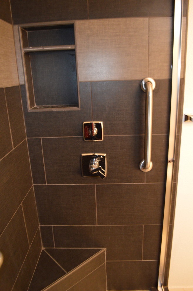 Aménagement d'une douche en alcôve moderne avec un placard à porte shaker, des portes de placard blanches, WC séparés, un carrelage noir, une plaque de galets, un mur gris, un sol en carrelage de porcelaine, un lavabo encastré, un plan de toilette en quartz modifié, un sol gris, une cabine de douche à porte coulissante et un plan de toilette multicolore.