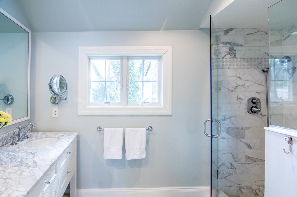 Inspiration för stora amerikanska en-suite badrum, med luckor med infälld panel, vita skåp, vit kakel, blå väggar, marmorgolv, ett undermonterad handfat, marmorbänkskiva, en dusch i en alkov, marmorkakel, vitt golv och dusch med gångjärnsdörr