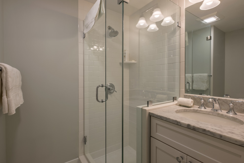Exempel på ett mellanstort modernt badrum för barn, med släta luckor, vita skåp, en dusch i en alkov, vit kakel, keramikplattor, grå väggar, marmorgolv, ett undermonterad handfat och marmorbänkskiva
