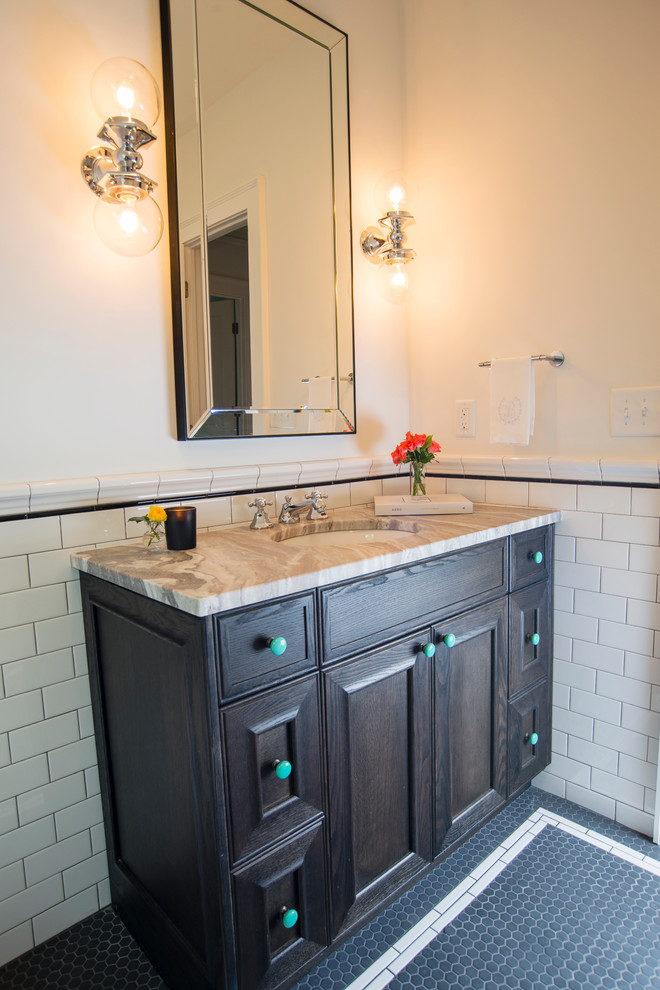 Inspiration för små amerikanska badrum med dusch, med luckor med infälld panel, skåp i mörkt trä, svart kakel, vit kakel, tunnelbanekakel, beige väggar, klinkergolv i keramik och granitbänkskiva