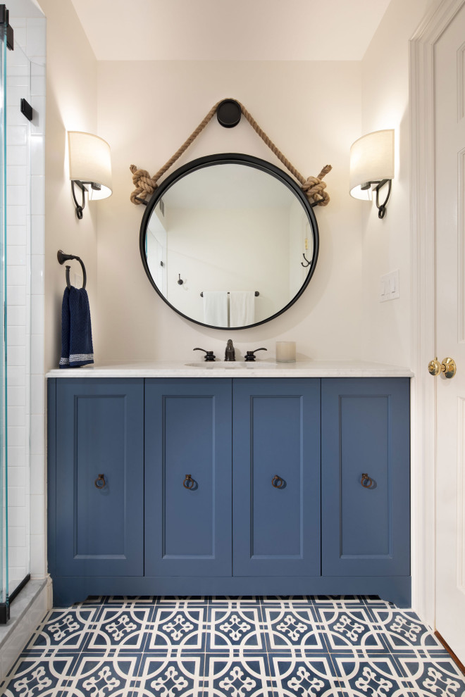 Источник вдохновения для домашнего уюта: ванная комната в классическом стиле с фасадами с утопленной филенкой, синими фасадами, душем в нише, белой плиткой, плиткой кабанчик, белыми стенами, полом из керамической плитки, врезной раковиной, синим полом, душем с распашными дверями и белой столешницей