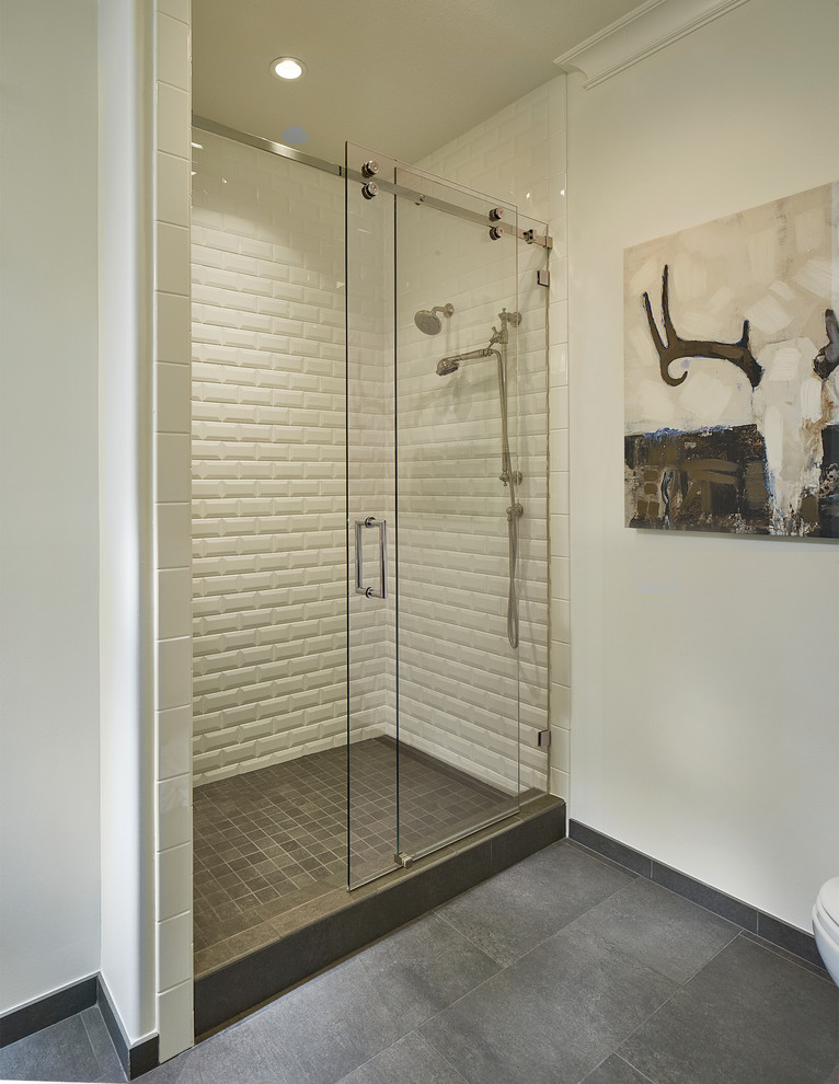 Idee per una stanza da bagno con doccia chic di medie dimensioni con doccia alcova, WC monopezzo, piastrelle bianche, piastrelle in ceramica, pavimento in gres porcellanato, pavimento grigio, pareti bianche e porta doccia scorrevole