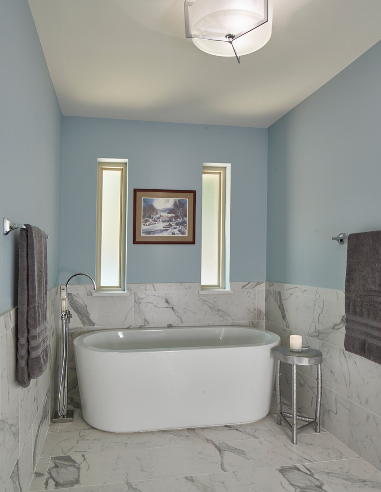 Immagine di una grande stanza da bagno padronale tradizionale con vasca freestanding, piastrelle grigie, piastrelle bianche, piastrelle di marmo, pareti blu, pavimento in marmo e pavimento bianco