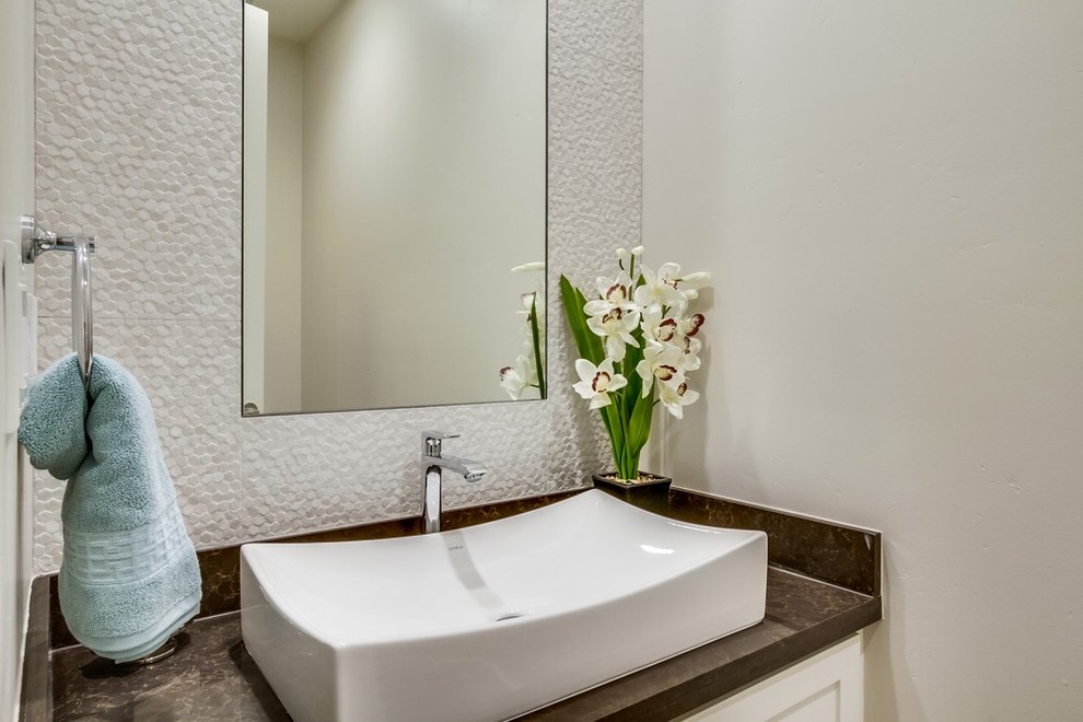 Großes Klassisches Badezimmer En Suite mit Unterbauwaschbecken, Schrankfronten im Shaker-Stil, weißen Schränken, freistehender Badewanne, Eckdusche, Toilette mit Aufsatzspülkasten, beigen Fliesen und weißer Wandfarbe in San Diego