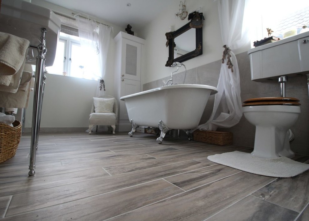Exempel på ett mellanstort klassiskt badrum för barn, med ett badkar med tassar, en dusch/badkar-kombination, en toalettstol med hel cisternkåpa, vita väggar och ett väggmonterat handfat