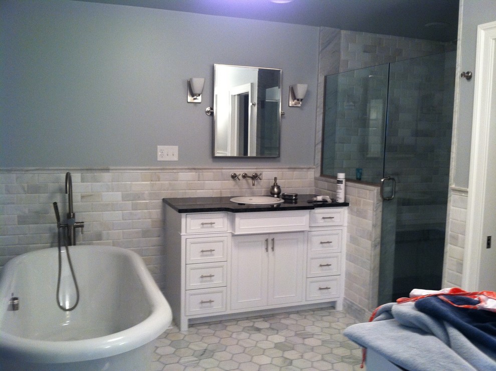 Exempel på ett stort klassiskt en-suite badrum, med luckor med infälld panel, vita skåp, ett badkar med tassar, en dusch i en alkov, vit kakel, marmorkakel, grå väggar, marmorgolv, ett nedsänkt handfat, bänkskiva i akrylsten, vitt golv och dusch med gångjärnsdörr