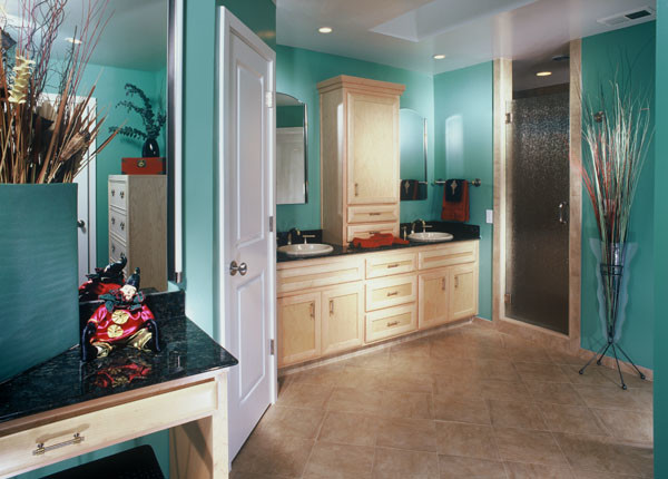 Стильный дизайн: большая главная ванная комната в современном стиле с накладной раковиной, фасадами в стиле шейкер, светлыми деревянными фасадами, душем в нише и зелеными стенами - последний тренд