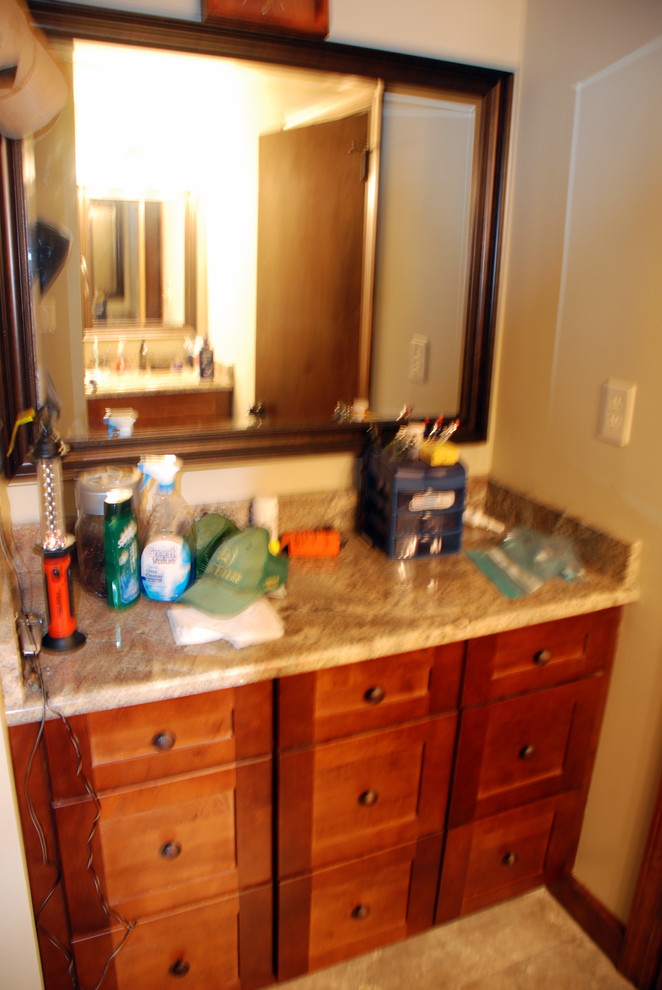 Inredning av ett klassiskt litet badrum för barn, med skåp i shakerstil, skåp i mellenmörkt trä, granitbänkskiva, en dusch i en alkov, en toalettstol med separat cisternkåpa, grå kakel och betonggolv