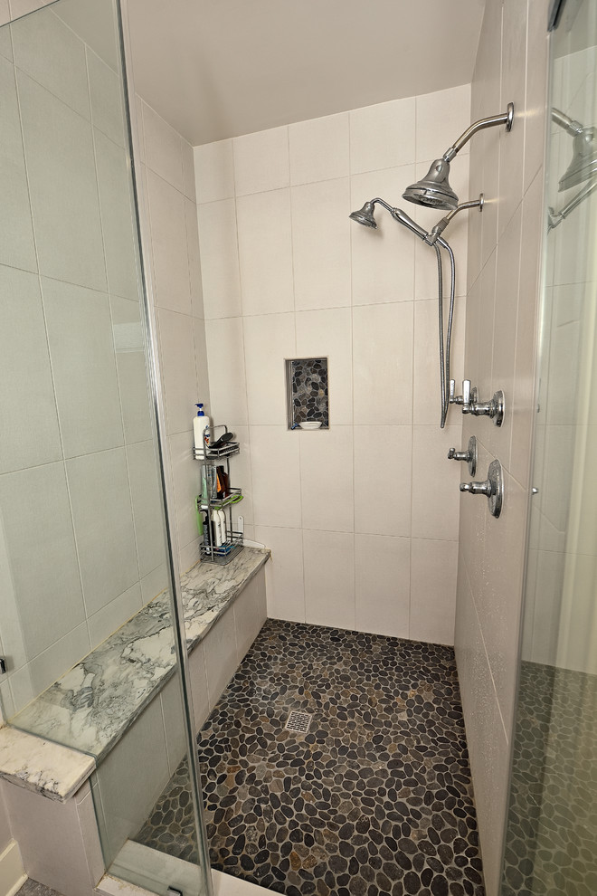Idéer för stora funkis grått en-suite badrum, med skåp i shakerstil, grå skåp, ett platsbyggt badkar, en dusch i en alkov, vit kakel, keramikplattor, grå väggar, klinkergolv i keramik, ett undermonterad handfat, bänkskiva i kvartsit, grått golv och dusch med gångjärnsdörr