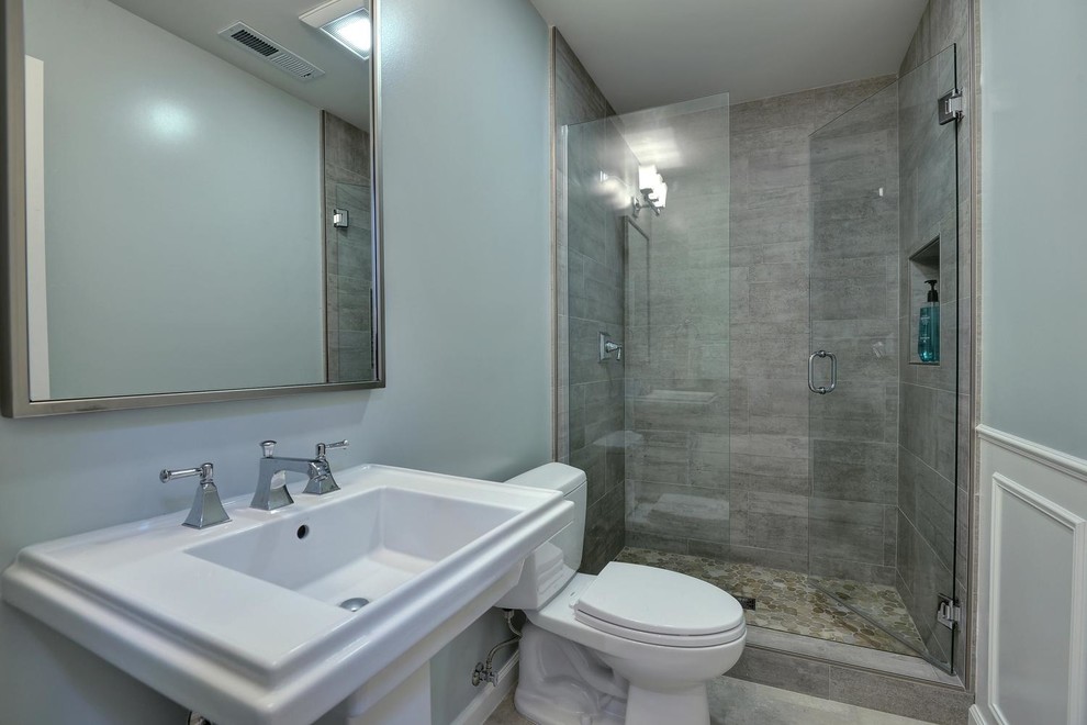 На фото: ванная комната среднего размера в стиле неоклассика (современная классика) с душем в нише, раздельным унитазом, синими стенами, душевой кабиной, раковиной с пьедесталом, серым полом, душем с распашными дверями, керамогранитной плиткой, полом из керамогранита и бежевой плиткой с