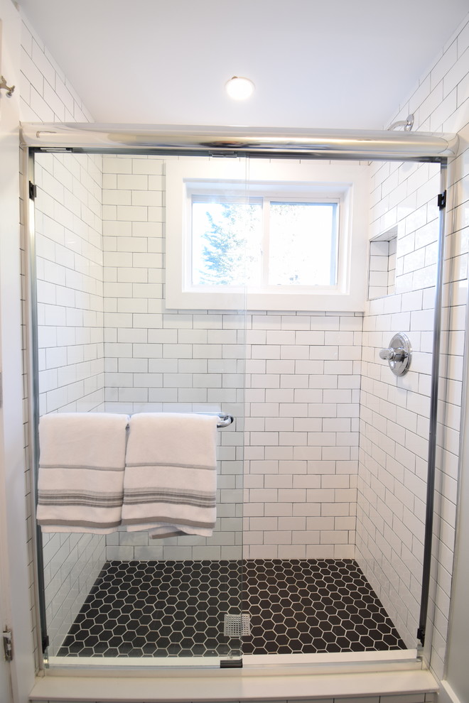Immagine di una piccola stanza da bagno per bambini classica con WC a due pezzi, piastrelle bianche, piastrelle diamantate, pareti grigie, pavimento in cementine, lavabo a colonna, pavimento nero e porta doccia scorrevole