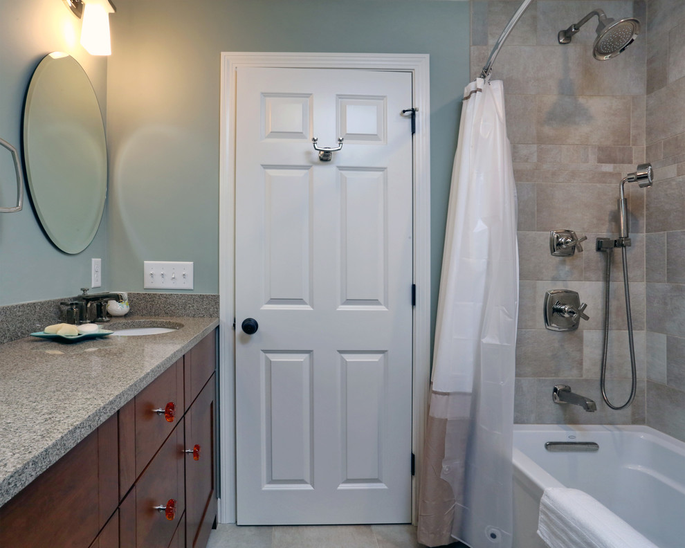 Ejemplo de cuarto de baño infantil clásico pequeño con lavabo bajoencimera, armarios estilo shaker, puertas de armario de madera en tonos medios, bañera empotrada, ducha empotrada, sanitario de una pieza y paredes verdes