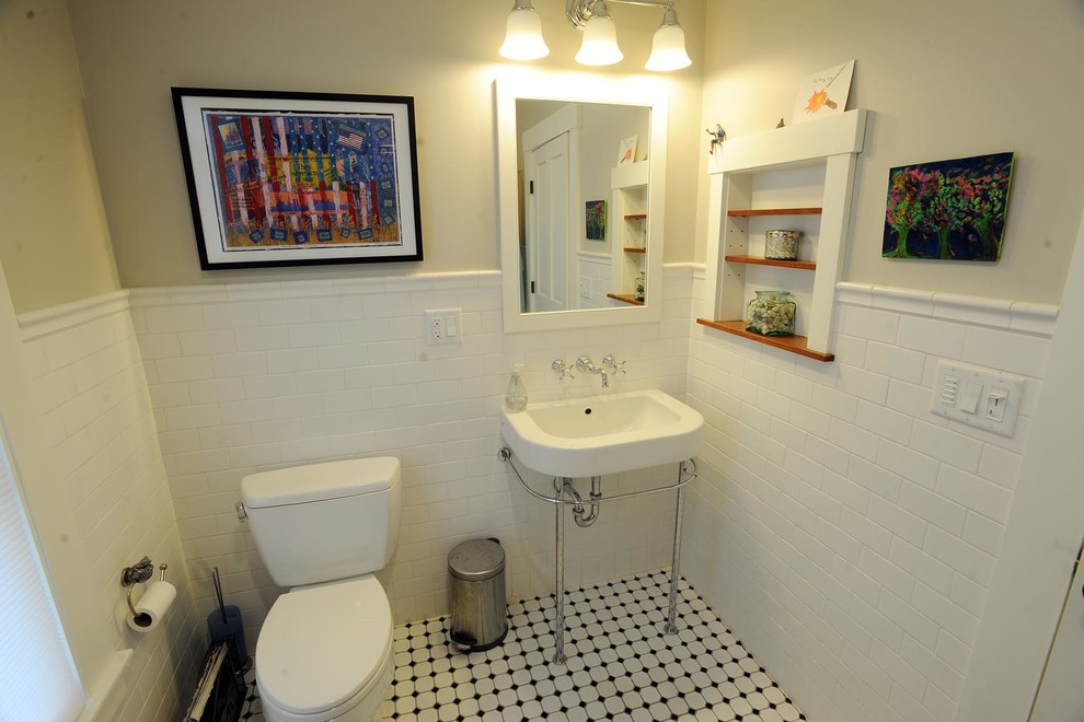 Example of a classic bathroom design in Burlington