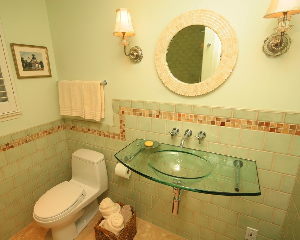 Aménagement d'une salle de bain classique en bois clair de taille moyenne avec un lavabo intégré, un placard avec porte à panneau surélevé, un plan de toilette en calcaire, WC à poser, un carrelage vert, des carreaux de céramique, un mur vert et un sol en carrelage de porcelaine.