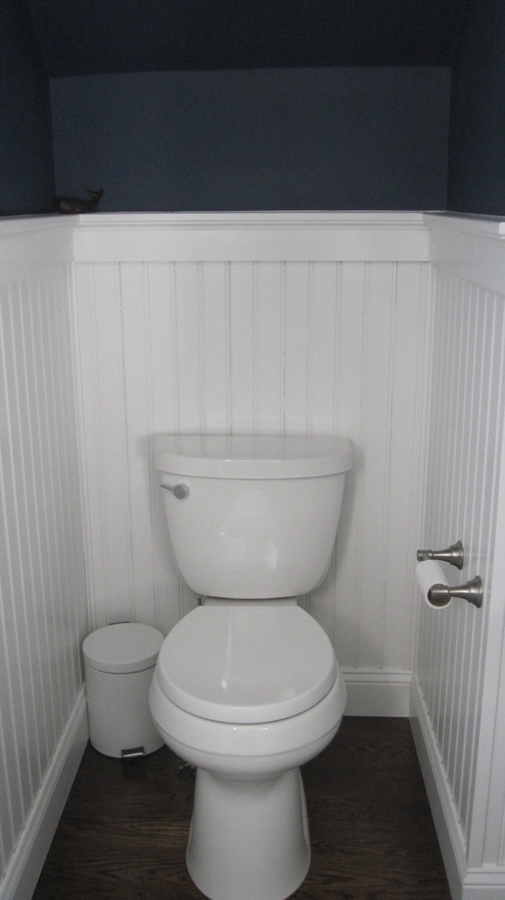 Idéer för ett litet maritimt badrum med dusch, med blå väggar, mörkt trägolv, möbel-liknande, vita skåp, en toalettstol med separat cisternkåpa, ett undermonterad handfat och marmorbänkskiva