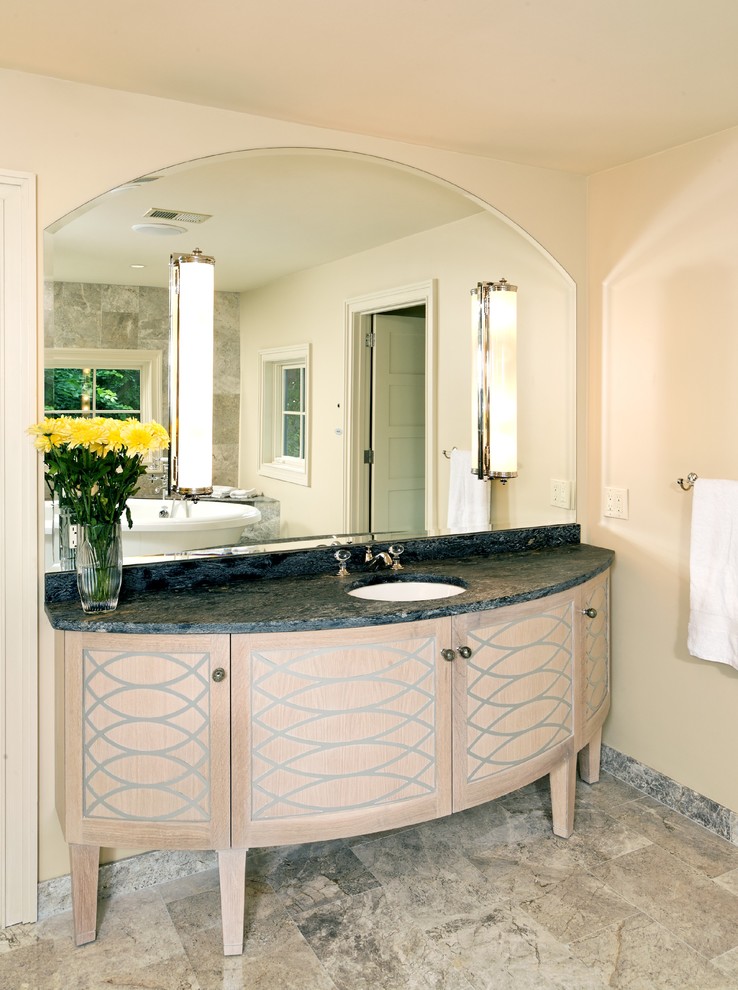 Ejemplo de cuarto de baño principal tradicional renovado extra grande con bañera exenta, baldosas y/o azulejos grises, paredes beige y lavabo bajoencimera