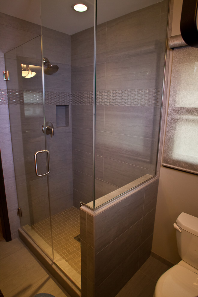 Immagine di una piccola stanza da bagno con doccia classica con lavabo sottopiano, doccia ad angolo, WC a due pezzi, piastrelle grigie, piastrelle in gres porcellanato, pareti grigie, pavimento in gres porcellanato e ante beige