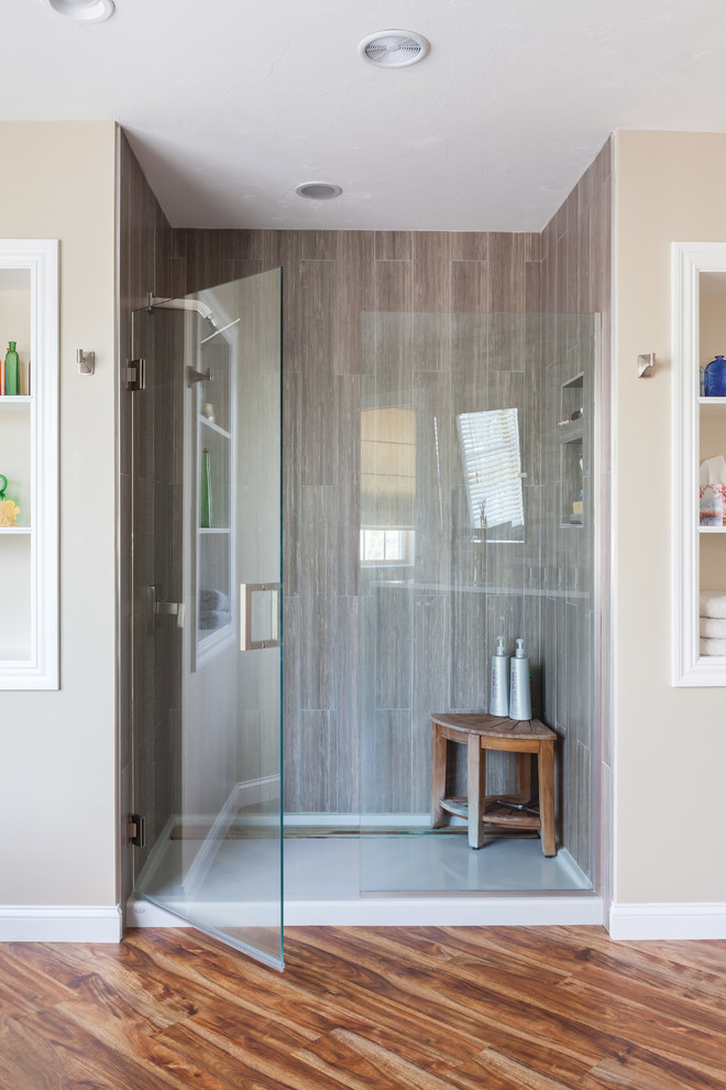 Modelo de cuarto de baño principal moderno grande con ducha empotrada, baldosas y/o azulejos marrones, baldosas y/o azulejos de porcelana, paredes beige y suelo de madera en tonos medios