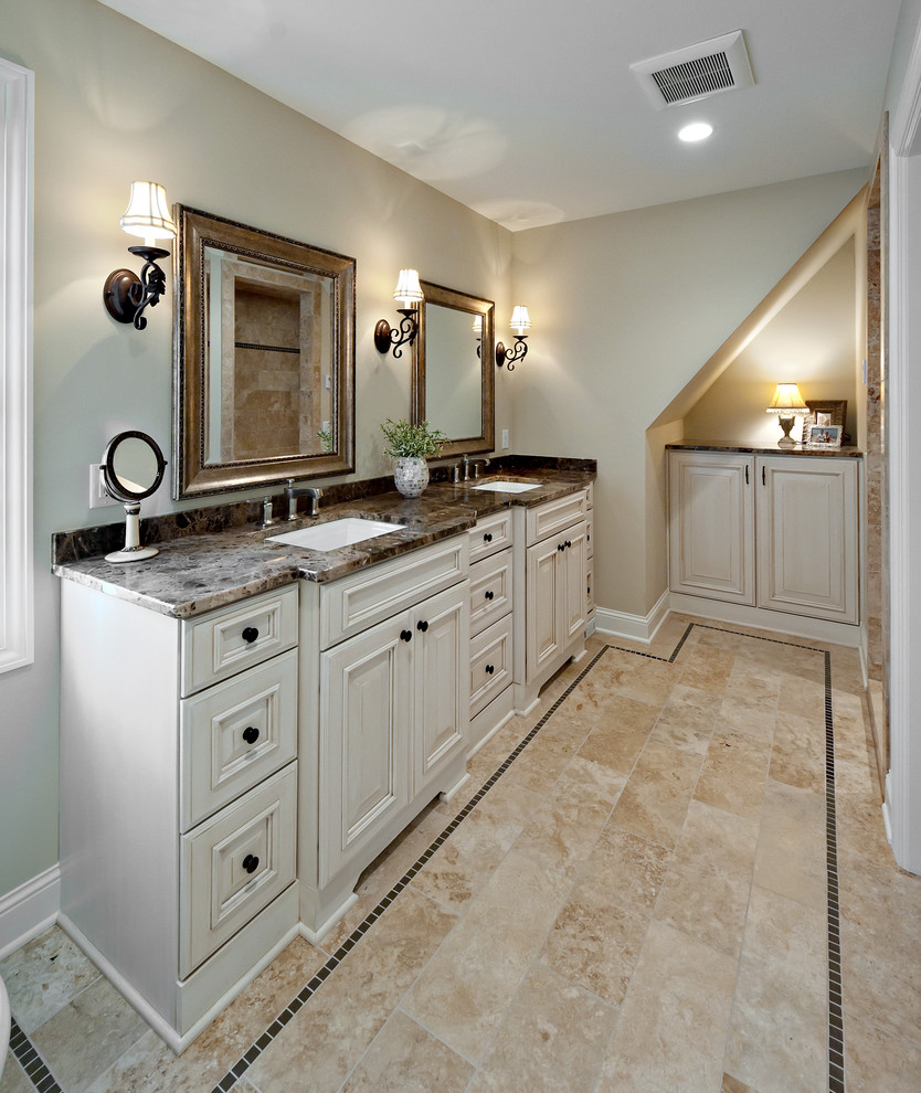 Foto di una stanza da bagno tradizionale con lavabo sottopiano, ante con bugna sagomata, ante beige e piastrelle beige