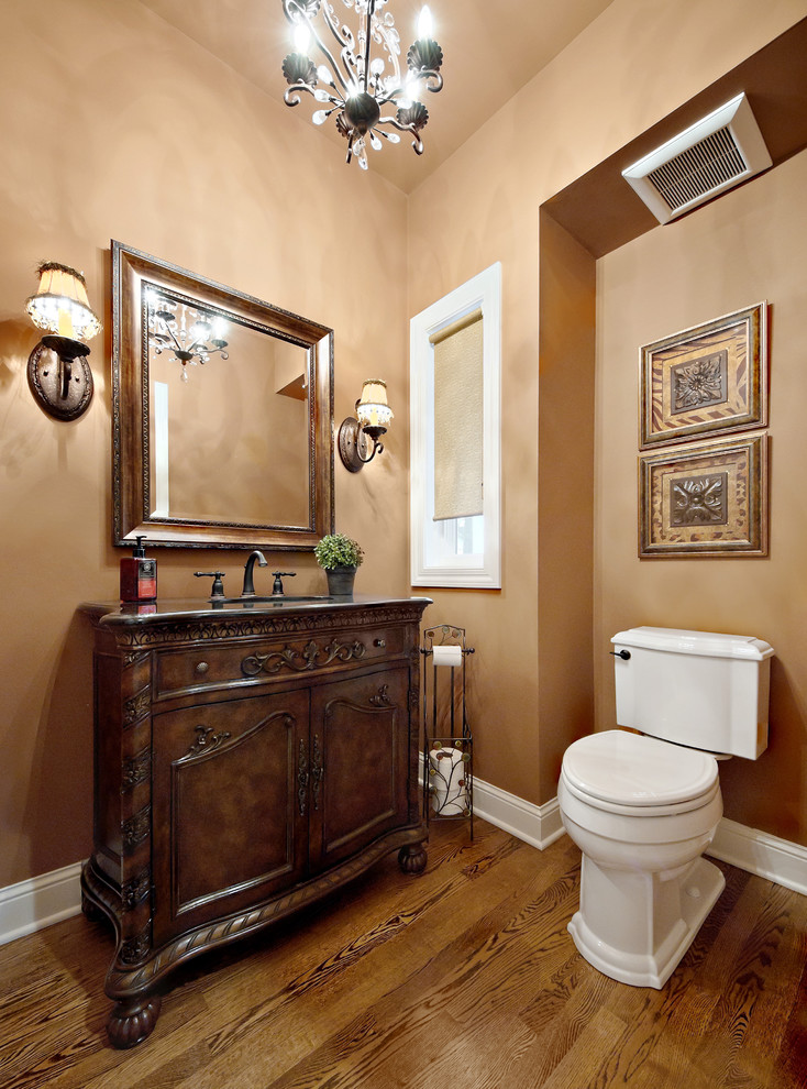 Immagine di una stanza da bagno chic con ante in legno bruno e WC a due pezzi