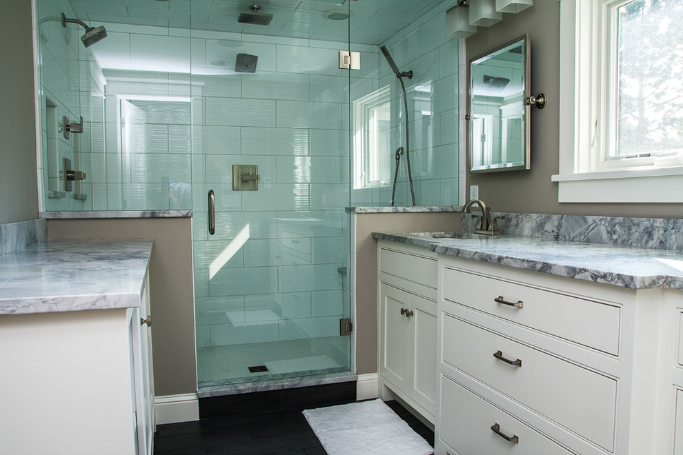 Immagine di una piccola stanza da bagno padronale tradizionale con ante in stile shaker, ante bianche, doccia alcova, pareti grigie, pavimento in gres porcellanato, lavabo sottopiano e top in marmo