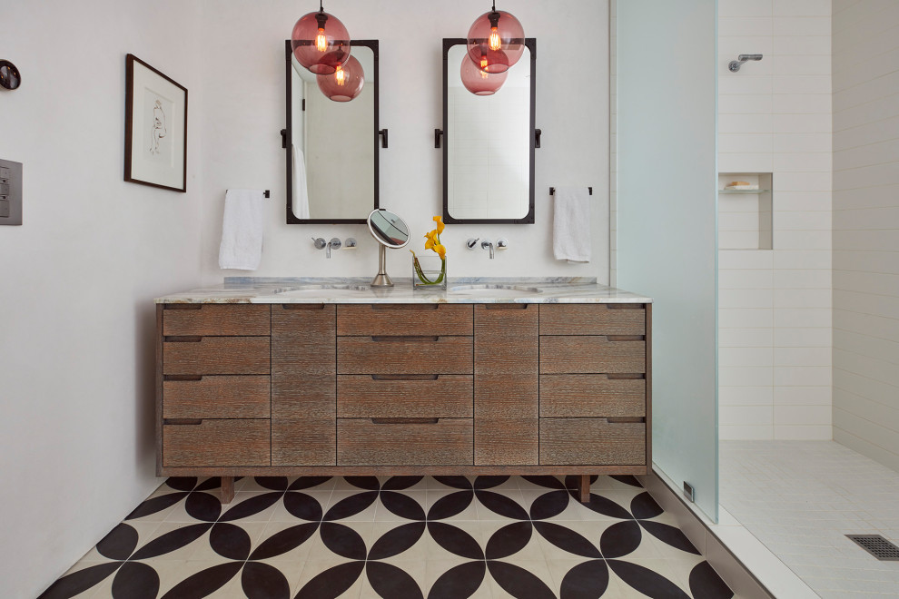 Mid-Century Badezimmer mit flächenbündigen Schrankfronten, hellbraunen Holzschränken, weißen Fliesen, weißer Wandfarbe, Zementfliesen für Boden, Unterbauwaschbecken, buntem Boden, offener Dusche, weißer Waschtischplatte und Doppelwaschbecken in San Francisco