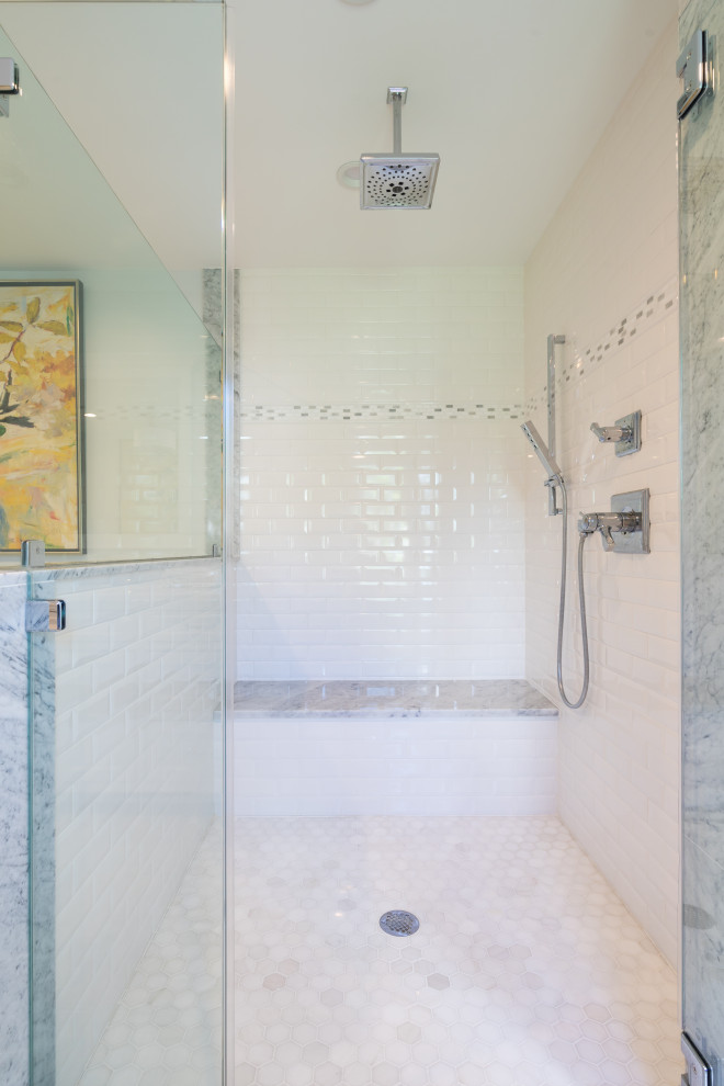 Idéer för att renovera ett stort eklektiskt vit vitt en-suite badrum, med luckor med profilerade fronter, vita skåp, ett fristående badkar, en dubbeldusch, en toalettstol med hel cisternkåpa, vit kakel, marmorkakel, blå väggar, marmorgolv, ett undermonterad handfat, marmorbänkskiva, vitt golv och dusch med gångjärnsdörr