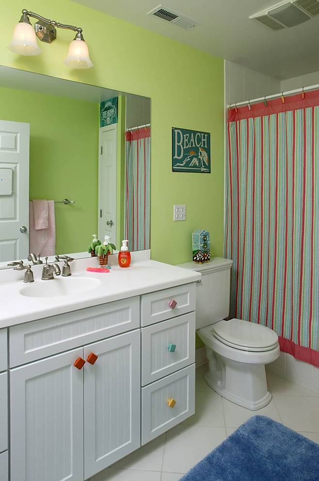 Exempel på ett lantligt badrum för barn, med luckor med upphöjd panel, vit kakel, keramikplattor, gröna väggar, klinkergolv i keramik och vita skåp