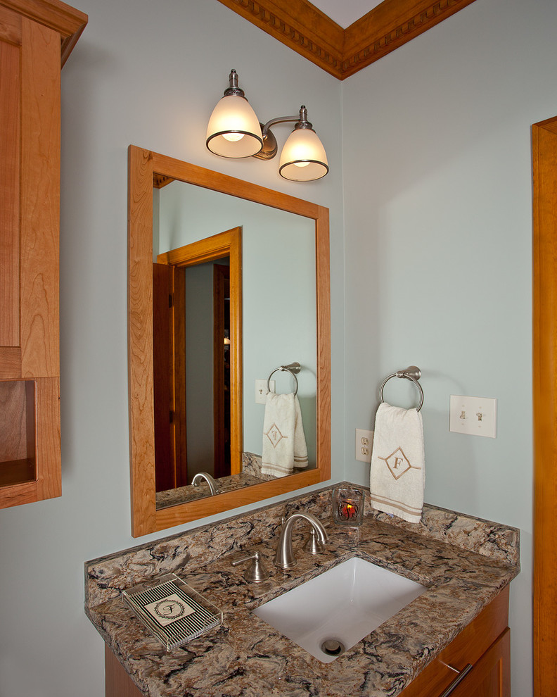 Идея дизайна: маленькая ванная комната в стиле неоклассика (современная классика) с фасадами в стиле шейкер, фасадами цвета дерева среднего тона, синими стенами, врезной раковиной и столешницей из гранита для на участке и в саду