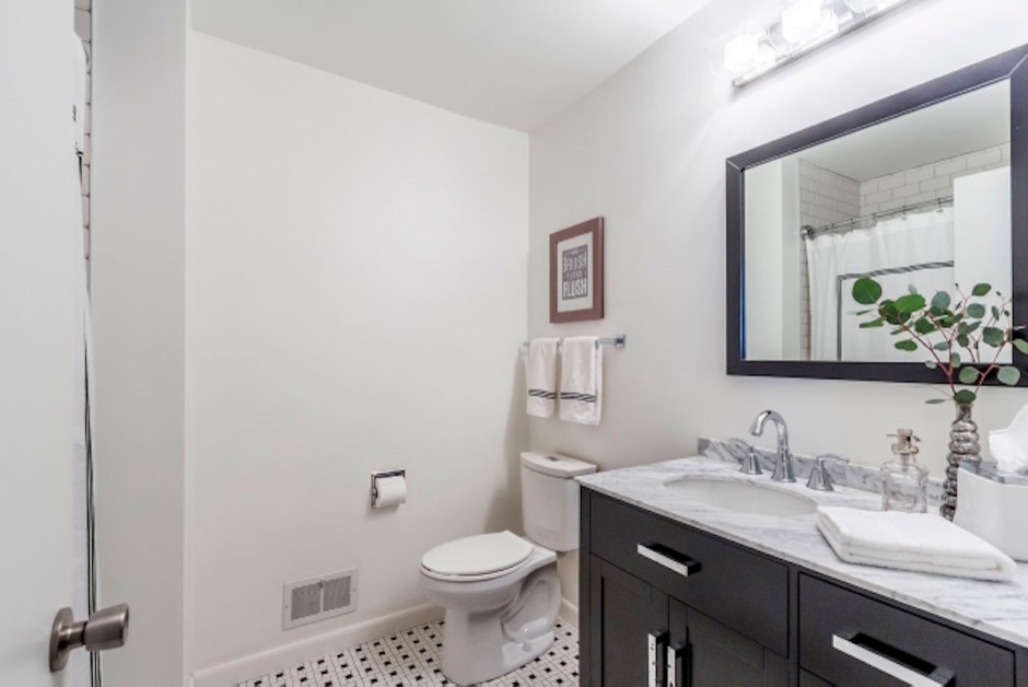 Пример оригинального дизайна: маленькая ванная комната в стиле неоклассика (современная классика) с фасадами с утопленной филенкой, черными фасадами, раздельным унитазом, серыми стенами, полом из мозаичной плитки, душевой кабиной, врезной раковиной, мраморной столешницей, разноцветным полом и белой столешницей для на участке и в саду