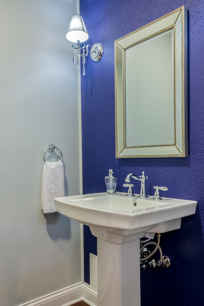 Kleines Klassisches Badezimmer mit Sockelwaschbecken, Wandtoilette mit Spülkasten, grauen Fliesen, Porzellanfliesen, lila Wandfarbe und Porzellan-Bodenfliesen in Chicago