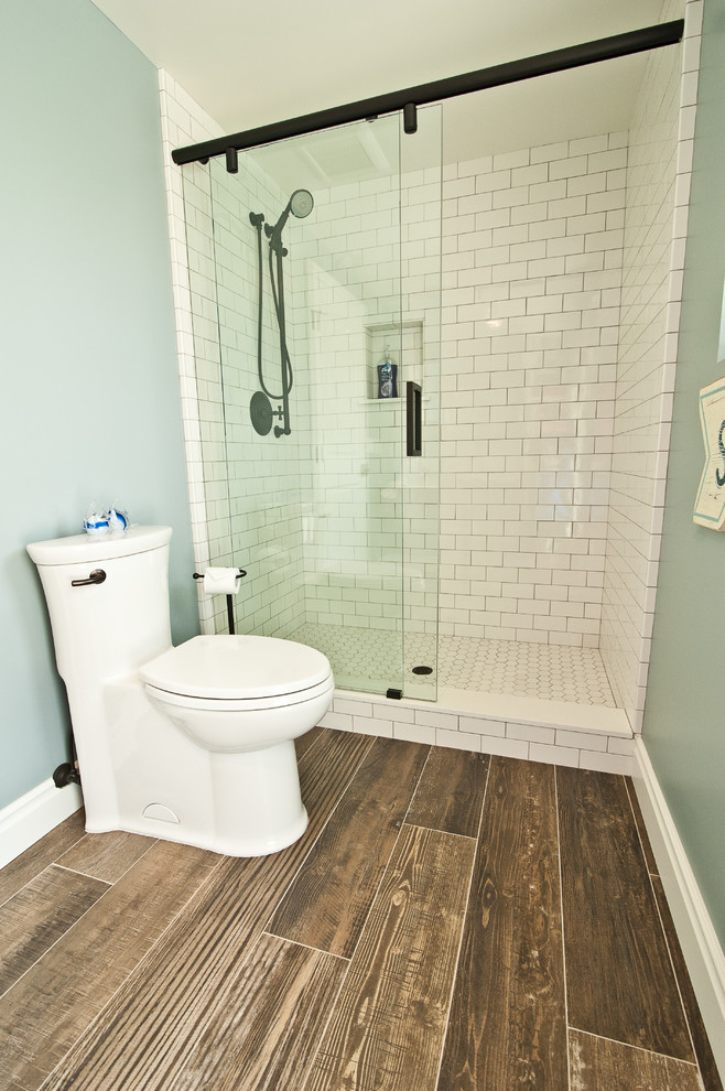 Foto di una stanza da bagno stile marinaro di medie dimensioni con doccia aperta, WC monopezzo, piastrelle bianche, piastrelle in ceramica, pareti blu, pavimento con piastrelle in ceramica e lavabo rettangolare