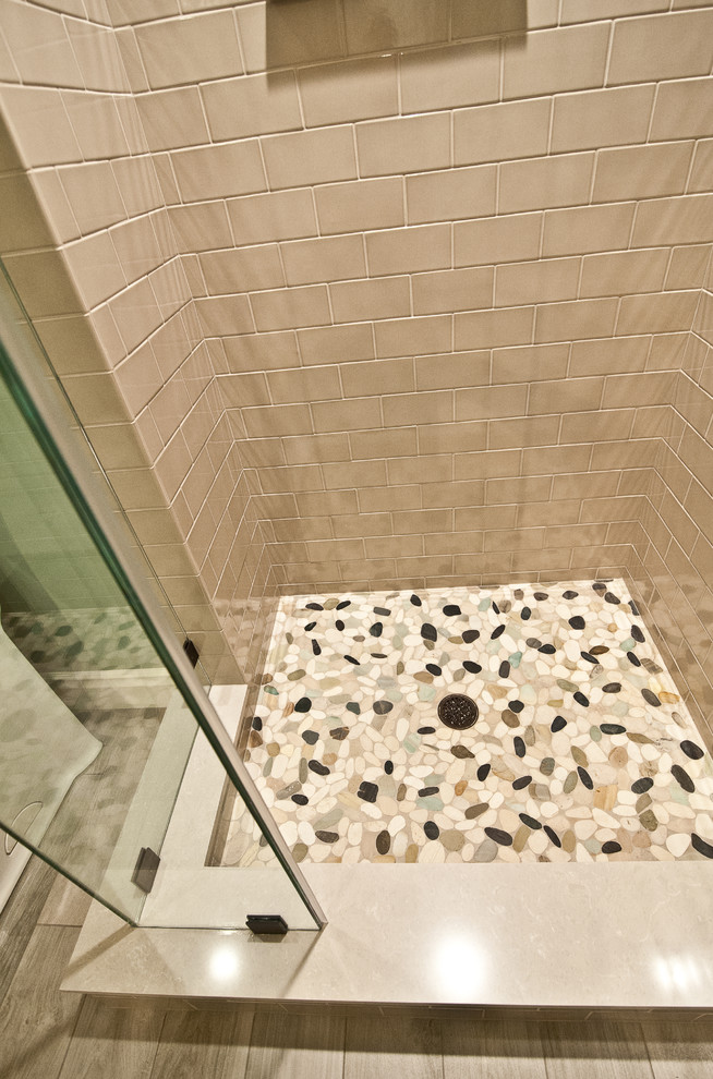 Idéer för stora maritima badrum, med luckor med upphöjd panel, vita skåp, en hörndusch, beige kakel, stenkakel, beige väggar, klinkergolv i keramik, ett undermonterad handfat och bänkskiva i kvarts