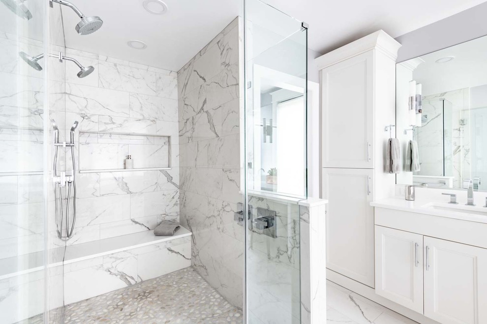 Foto de cuarto de baño tradicional renovado grande con armarios con paneles lisos, puertas de armario blancas, bañera exenta, ducha esquinera, paredes grises y encimeras blancas